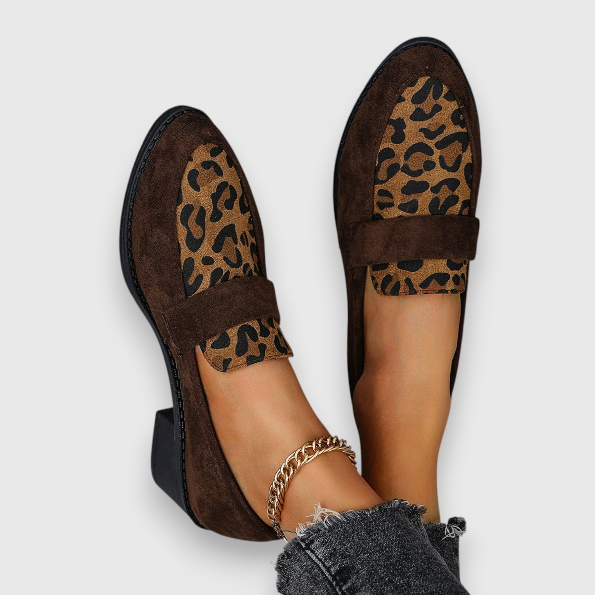 Mocasín safari chic Brunika de Vega Madrid, calzado de cuero con detalles en tonos neutros y diseño elegante para mujer.
