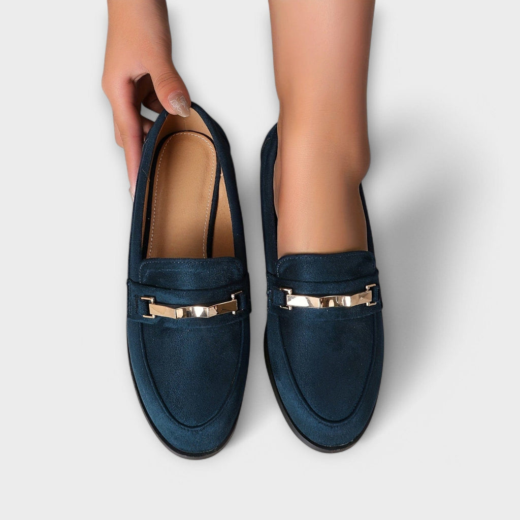 Mocasín azul Valeria de Vega Madrid con detalle metálico, calzado elegante para mujer, visto desde el lateral en la imagen.