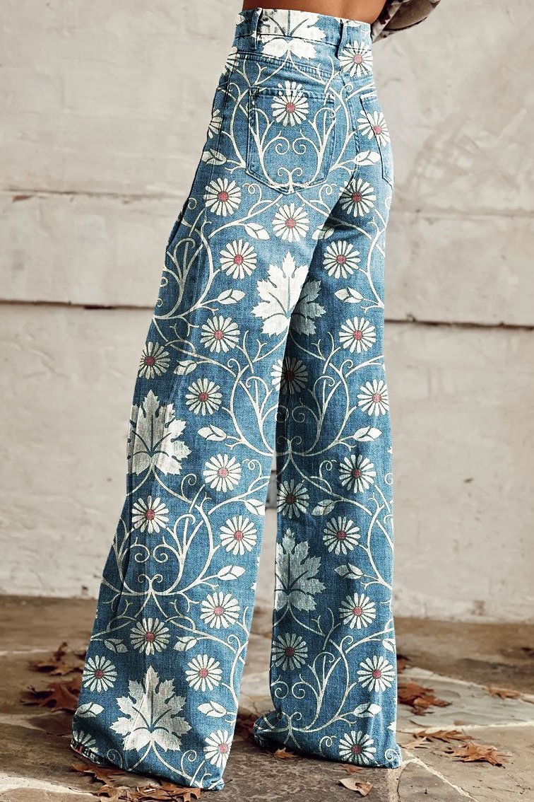 Pantalón vaquero con estampado de flores clásicas de Vega Madrid, estilo Margarita, en denim azul con detalles florales.