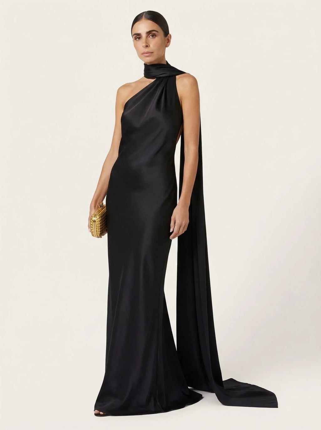 Vestido Mistral de Vega Madrid en color gris claro, con diseño elegante y detalles suaves, para ocasiones especiales.