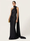 Vestido Mistral de Vega Madrid en color gris claro, con diseño elegante y detalles suaves, para ocasiones especiales.