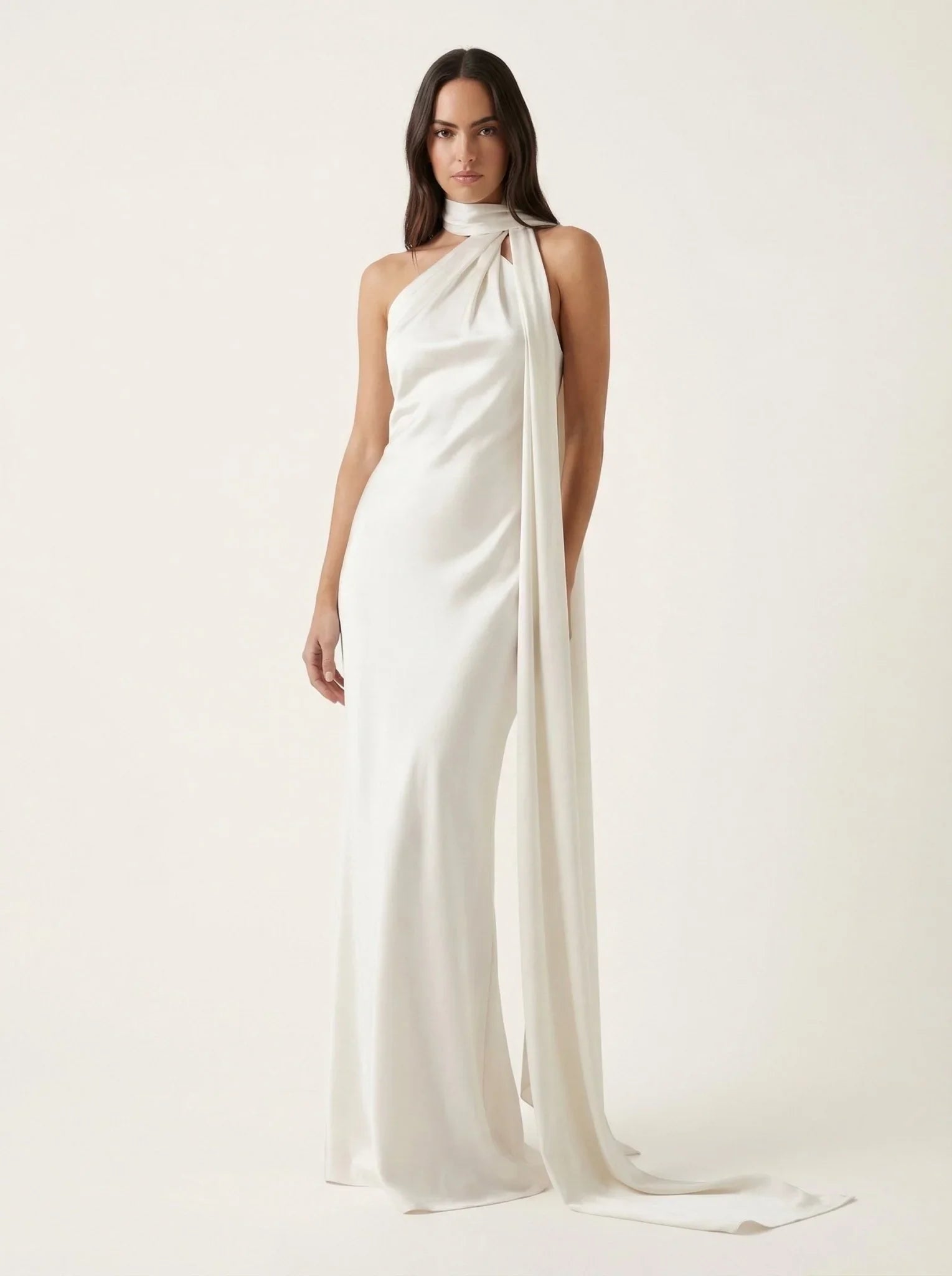 Vestido Mistral de Vega Madrid, vestido largo con diseño fluido y detalles elegantes, en colores suaves y tejidos ligeros.
