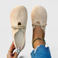 Mocasín minimalista Ysavriann de Vega Madrid con nudo en la parte superior, en color neutro, en un fondo blanco.