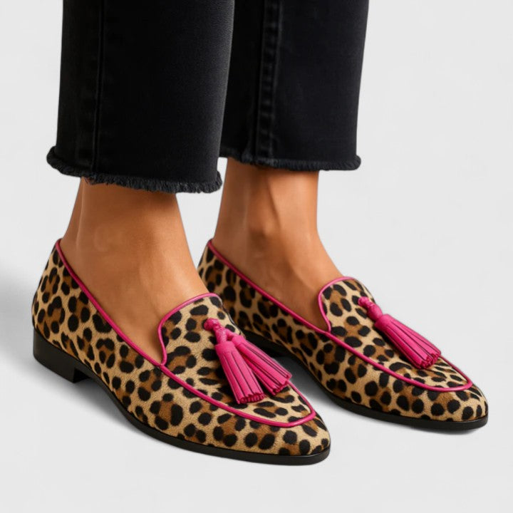 Mocasines elegantes Vega Madrid Xhyrene con suela antideslizante, en color negro y diseño clásico, en una superficie blanca.