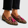 Mocasines elegantes Vega Madrid Xhyrene con suela antideslizante, en color negro y diseño clásico, en una superficie blanca.