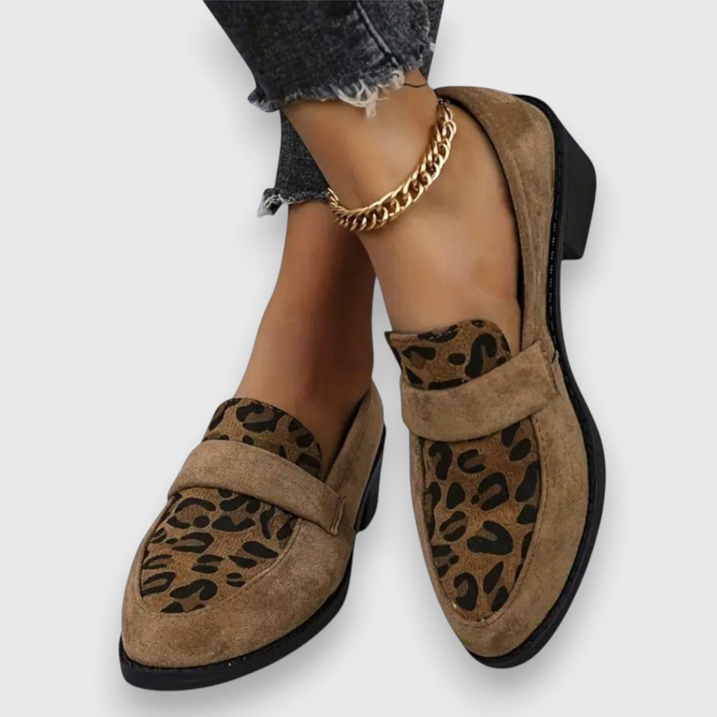 Mocasín safari Chic Brunika de Vega Madrid, en cuero beige con detalles de costura y suela de goma, estilo elegante y casual.