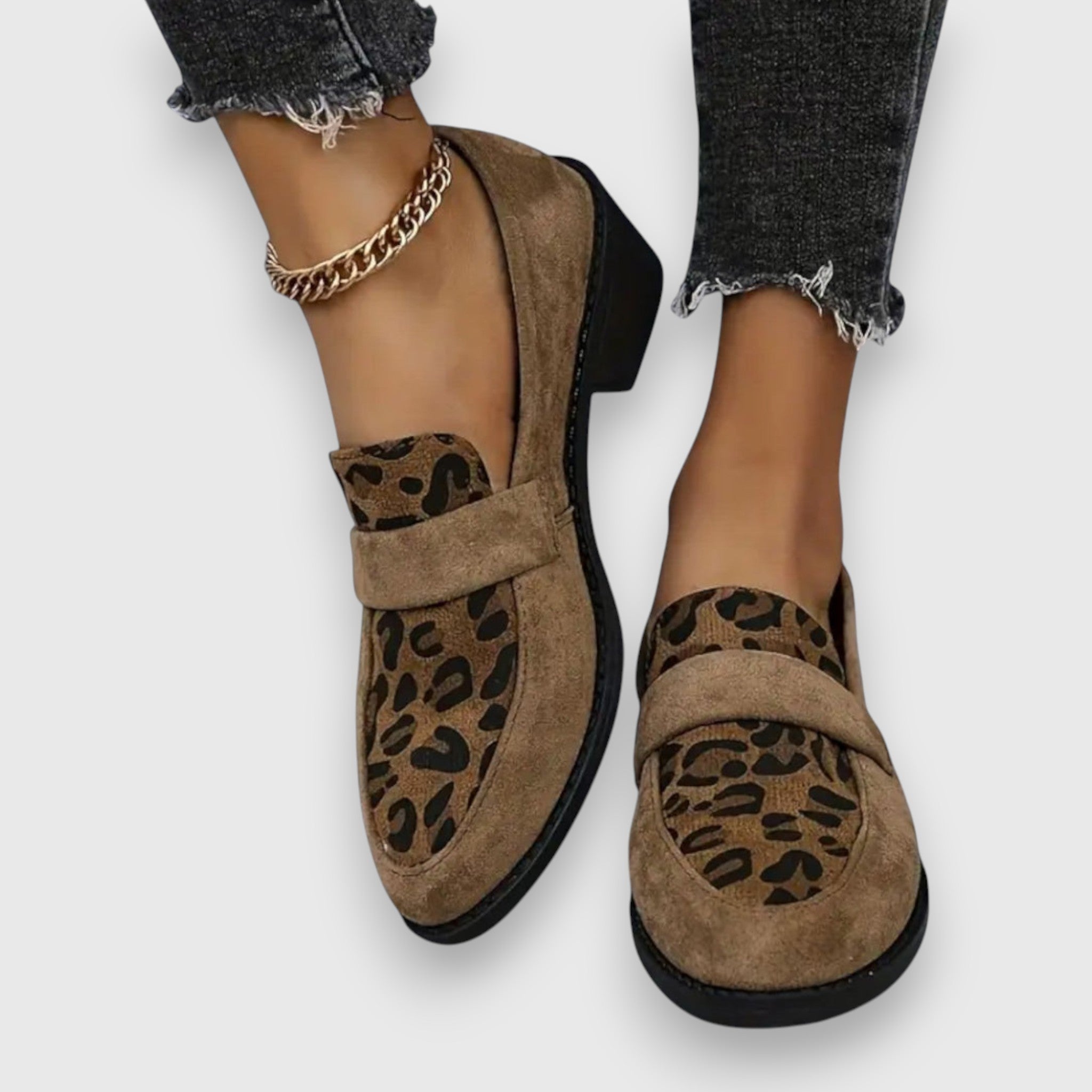 Mocasín safari chic Brunika de Vega Madrid, calzado de estilo elegante con diseño en tonos neutros y detalles de moda.