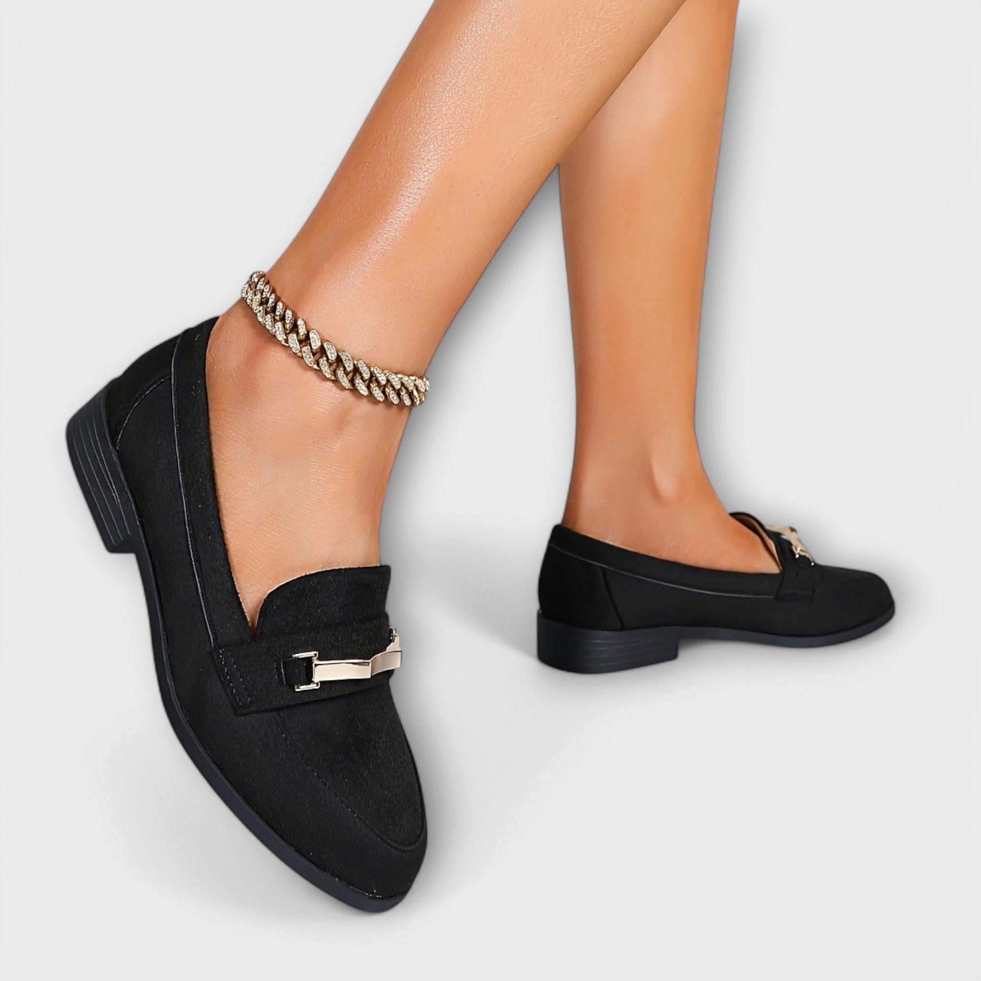 Mocasín azul Valeria de Vega Madrid con detalle metálico en la parte superior y suela de goma, calzado cómodo y elegante.