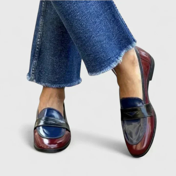 Mocasín bicolor marino Trixie de Vega Madrid, calzado casual para mujer, con diseño cómodo y estilo elegante.