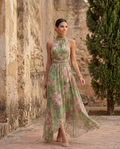 Vestido largo floral con cuello halter de Vega Madrid, mostrada en una fotografía de estilo casual y elegante.