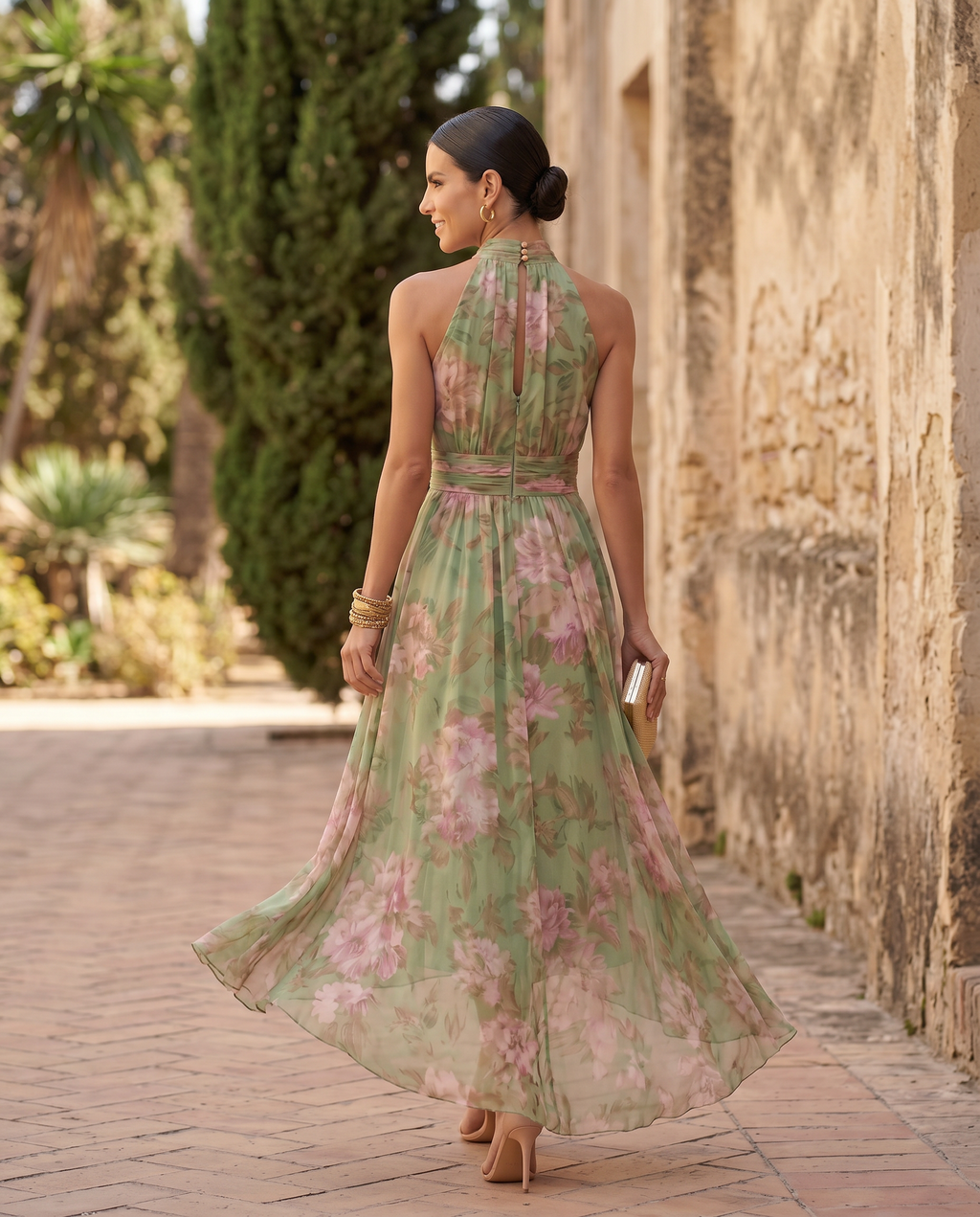 Vestido largo floral Vega Madrid con cuello halter, modelo en imagen con diseño elegante y detalles en colores vibrantes.
