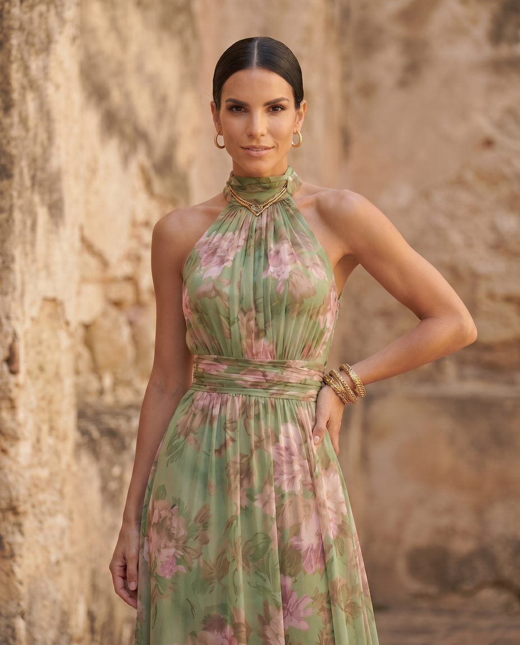 Vestido largo floral con cuello halter de Vega Madrid, modelo con diseño elegante y estampado colorido.