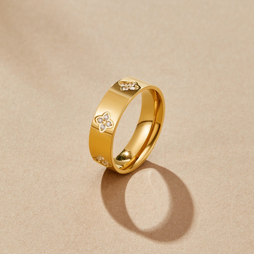 Anillo Trébol Dorado con Cristales