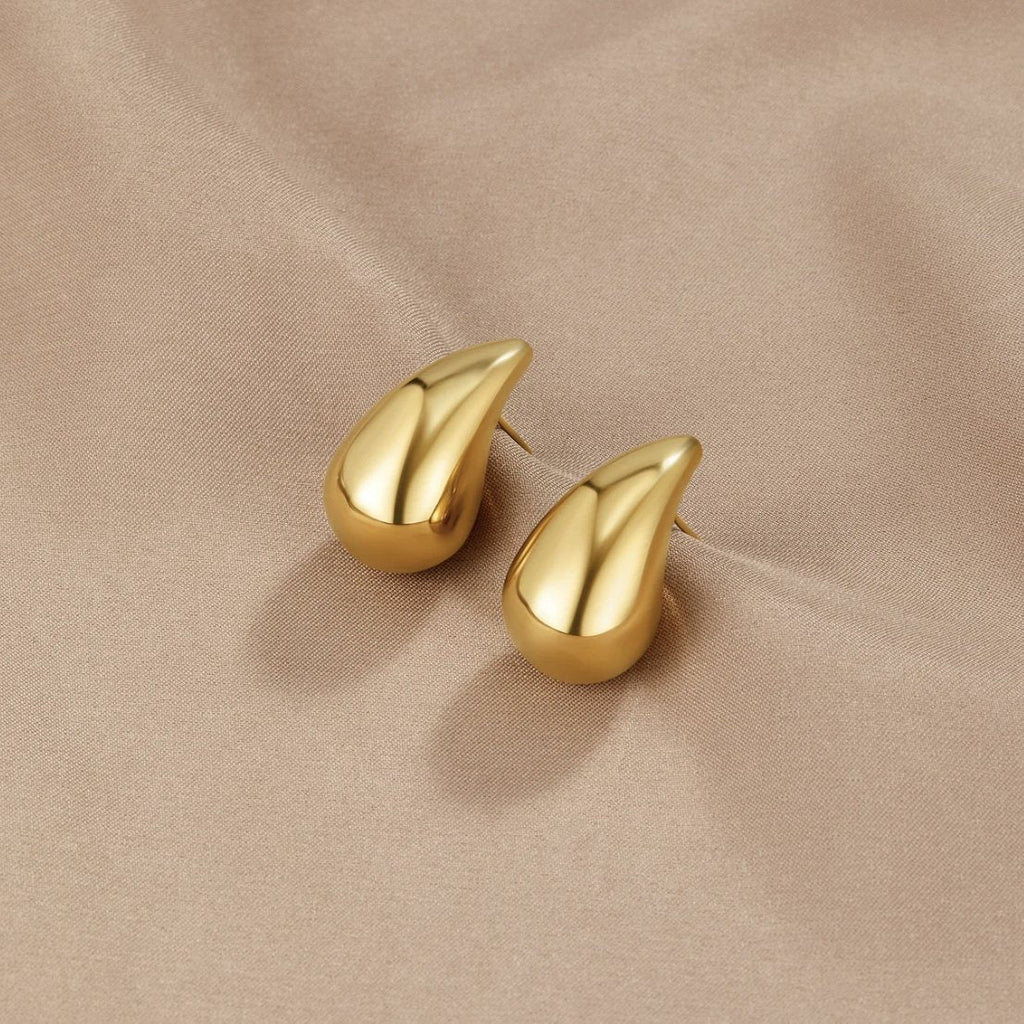 Pendientes colgantes Ame Gold de Vega Madrid con diseño en forma de lágrima de oro brillante.