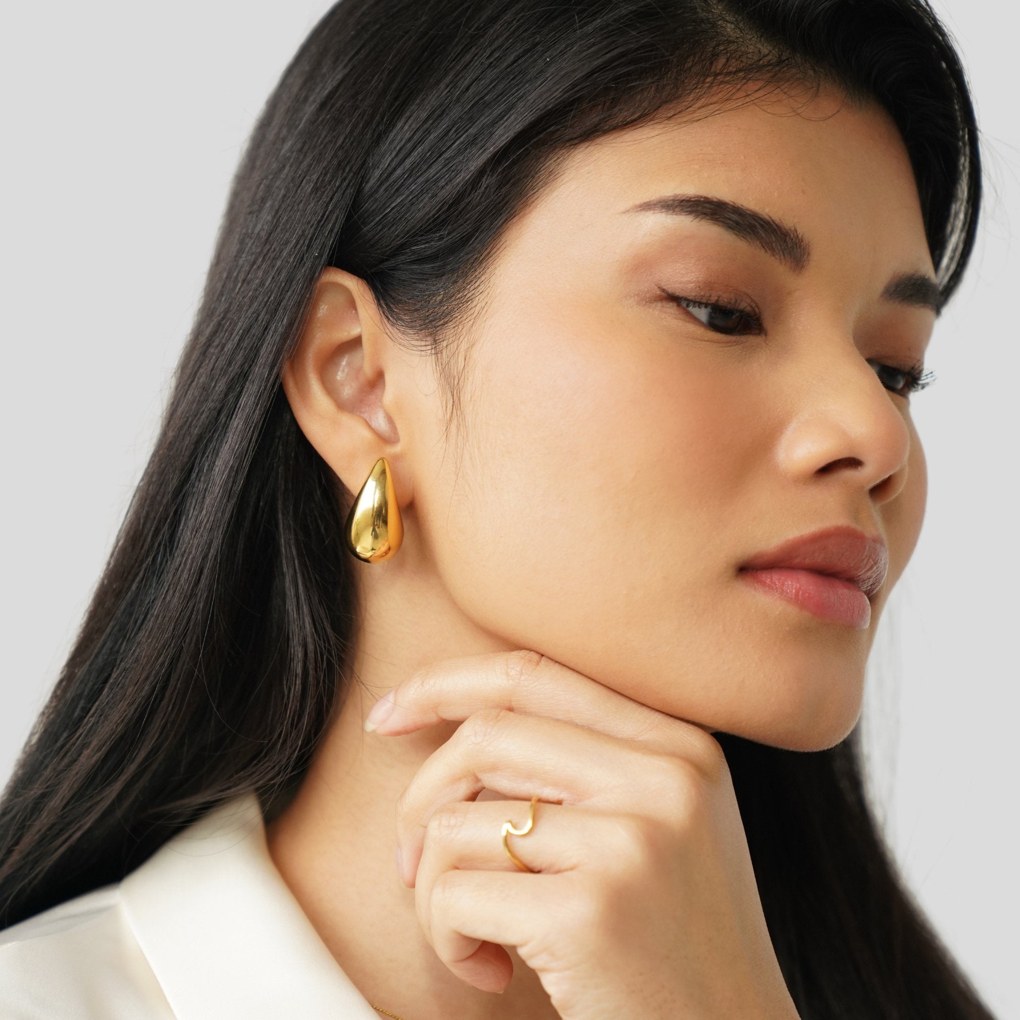 Pendientes colgantes de gota en oro Ame Gold de Vega Madrid, con diseño elegante y acabado brillante.