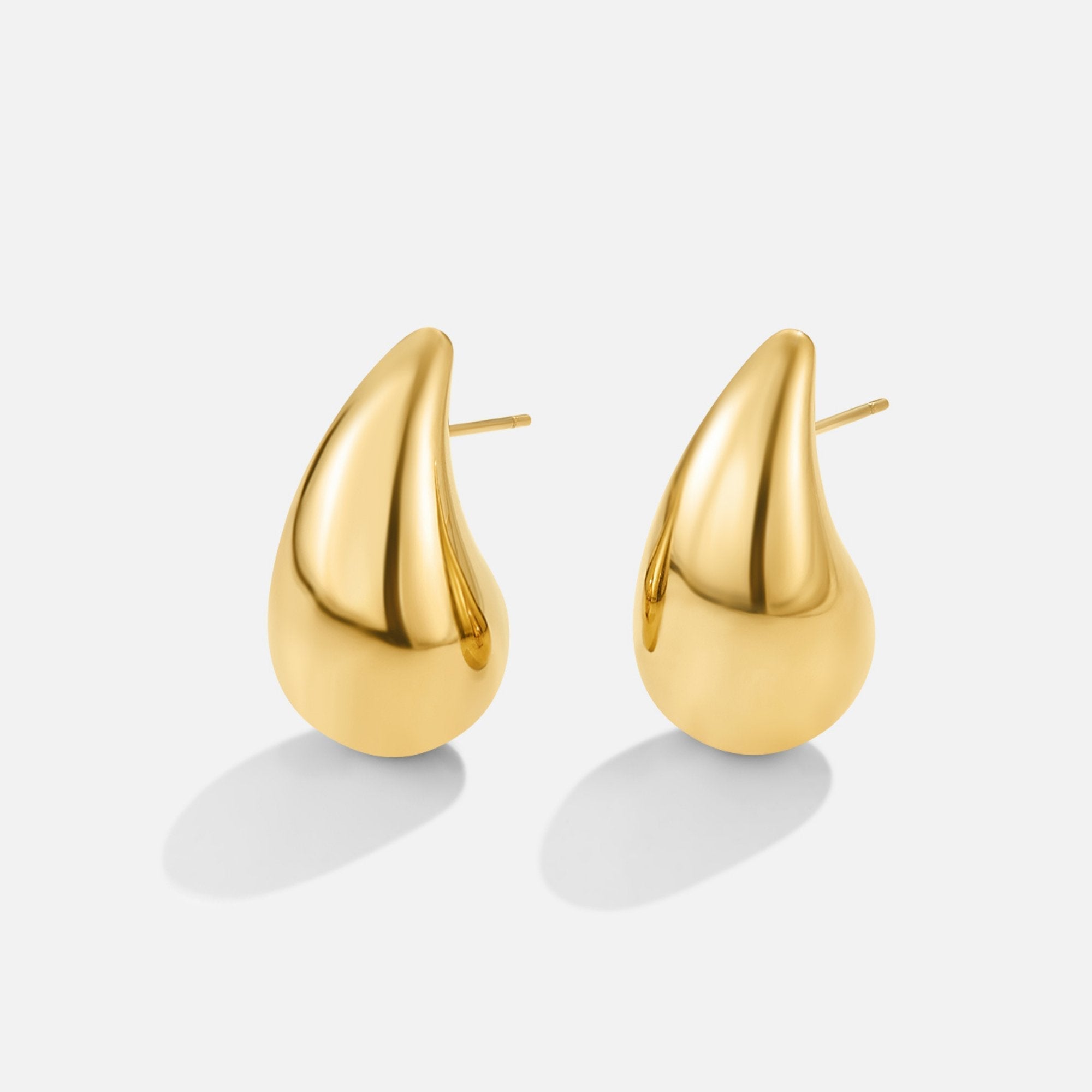 Pendientes colgantes Ame Gold de Vega Madrid con diseño en forma de lágrima de oro brillante.