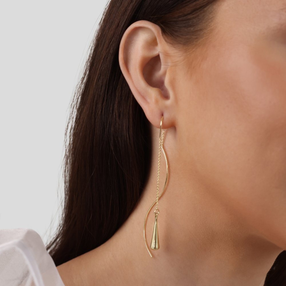 Pendientes colgantes con flecos dorados de Vega Madrid, diseño de lágrima con flecos largos y elegantes.