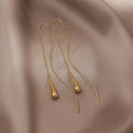 Pendientes colgantes dorados con flecos de Vega Madrid, diseño elegante y moderno para ocasiones especiales.