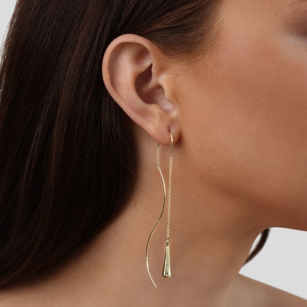 Pendientes colgantes con flecos dorados de Vega Madrid, diseño elegante y moderno con flecos largos y brillo dorado.