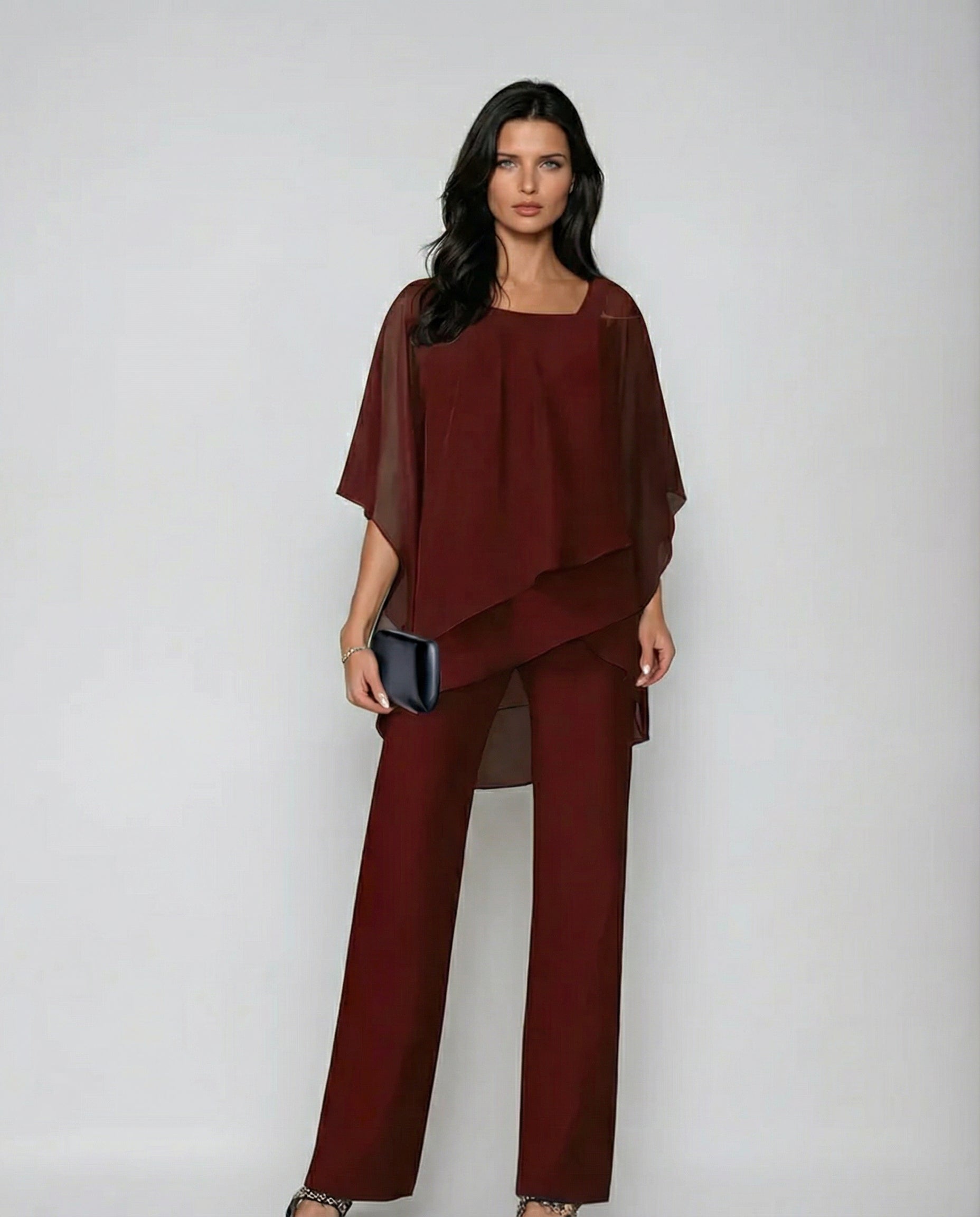 Conjunto corte sofisticado Loretta de Vega Madrid, vestido elegante en tonos neutros, con detalles de diseño moderno.