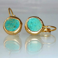 Pendientes dorados con turquesa de Vega Madrid, diseño elegante con piedras turquesa y acabado en oro brillante.