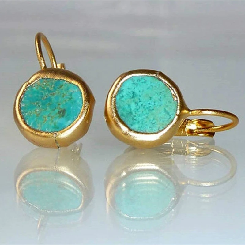 Pendientes dorados con turquesa de Vega Madrid, diseño elegante con piedras turquesa y acabado en oro brillante.