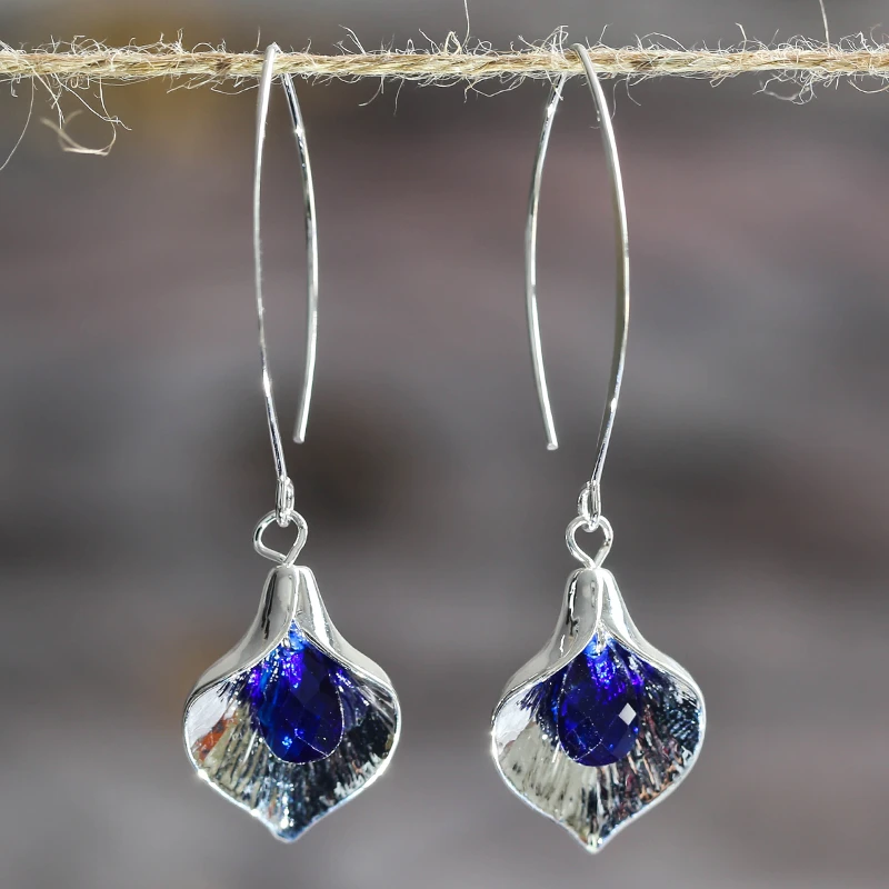 Pendientes de piedra azul y plata de Vega Madrid, con diseño elegante y brillante acabado en forma de gota.