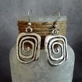 Pendientes boho de espiral en color plata de Vega Madrid, accesorios de moda con diseño elegante y moderno.