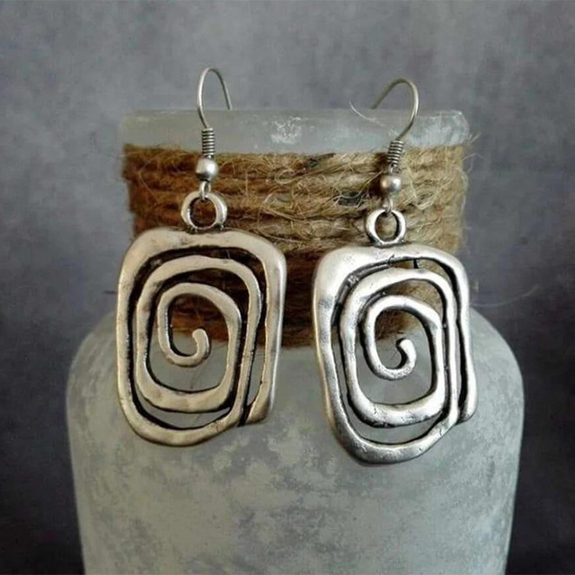 Pendientes boho de espiral en color plata de Vega Madrid, accesorios de moda con diseño elegante y moderno.