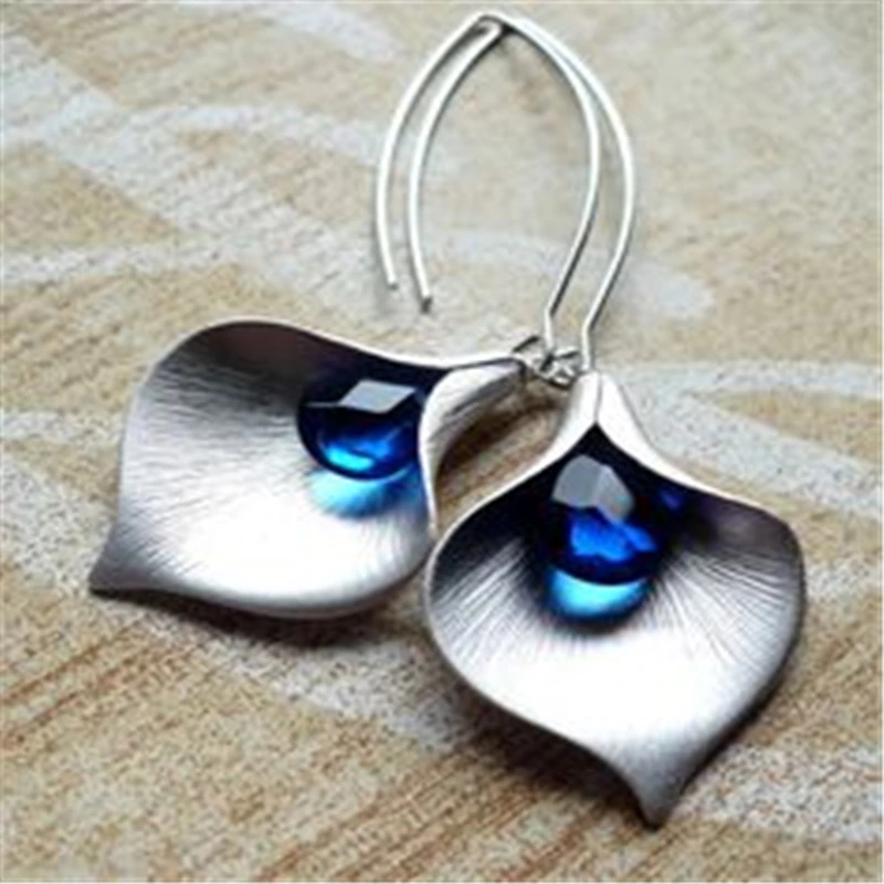 Pendientes de piedra azul en color plata de Vega Madrid, con diseño elegante y detalles brillantes para ocasiones especiales.