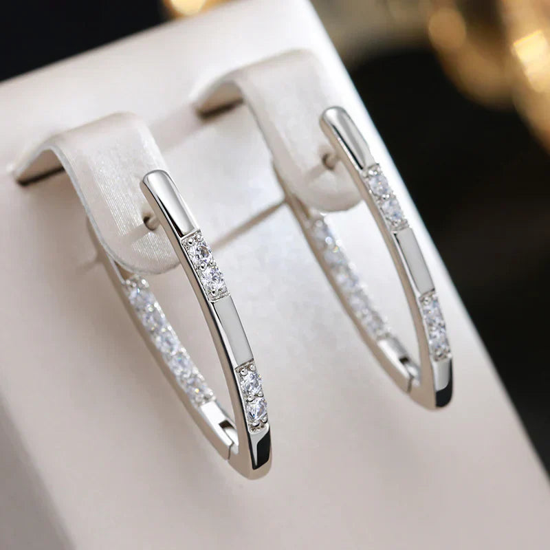 Pendientes elegantes de zirconia Sylvia de Vega Madrid, brillantes y sofisticados, con diseño delicado y acabado de alta calidad.
