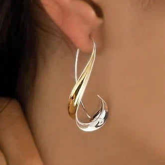 Pendientes vintage colgantes dorados de Vega Madrid, detalle en diseño elegante y clásico, con acabado brillante y dorado.