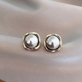 Pendientes elegantes vintage con perlas blancas y detalles dorados de Vega Madrid, mostrando diseño clásico y sofisticado.