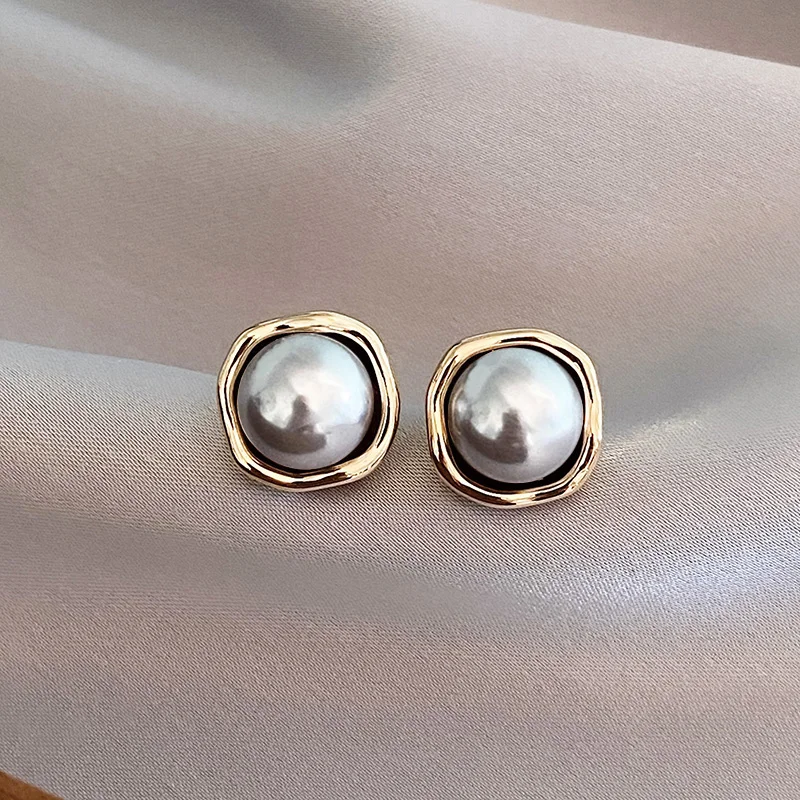 Pendientes elegantes vintage con perlas blancas y detalles dorados de Vega Madrid, mostrando diseño clásico y sofisticado.