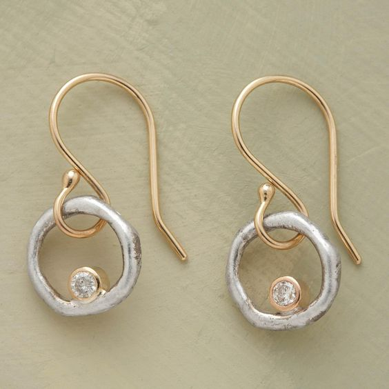 Pendientes vintage de zirconia Laura de Vega Madrid, detalles elegantes y brillantes en diseño clásico para mujer.