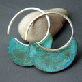 Pendientes vintage estilo usado con piedras de turquesa, diseñados por Vega Madrid, con acabado envejecido y detalles elegantes.