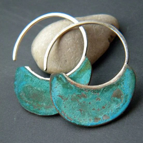 Pendientes vintage estilo usado con piedras de turquesa, diseñados por Vega Madrid, con acabado envejecido y detalles elegantes.