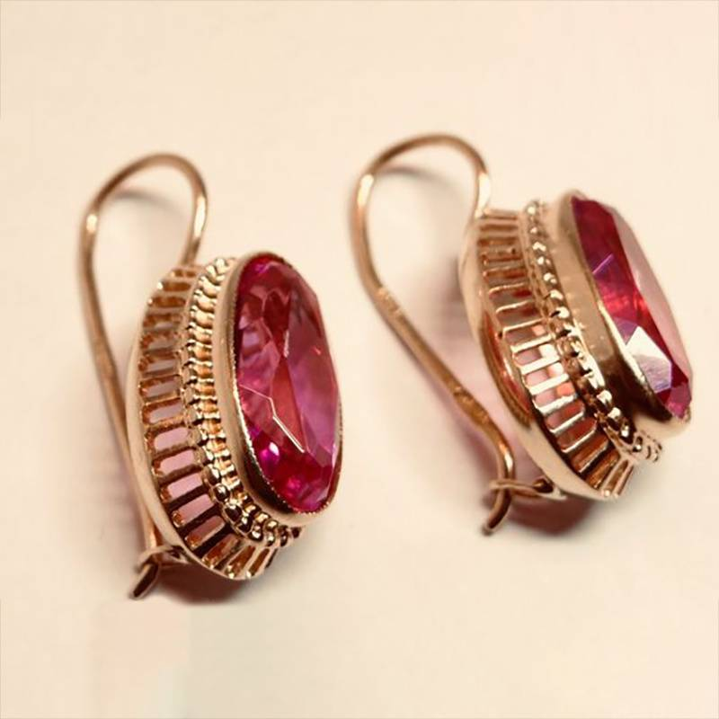 Pendientes vintage de cristal rosa de Vega Madrid, con diseño elegante y detalles brillantes en forma de gota.