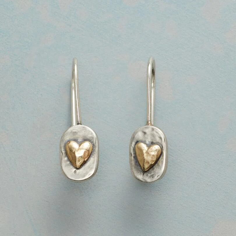 Pendientes vintage de plata y oro en forma de corazón, diseño elegante y clásico, con acabado brillante.