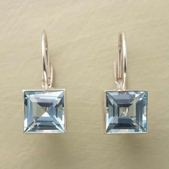 Pendientes vintage de vidrio cúbico azul de Vega Madrid, con diseño clásico y acabado brillante.