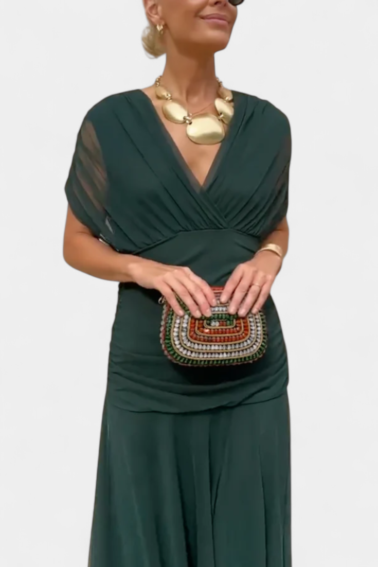 Vestido largo Celeste de Vega Madrid con escote cruzado y tejido fluido, mostrando su estilo elegante y cómodo.