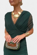 Vestido largo Celeste de Vega Madrid con escote cruzado y tejido fluido, mostrando su diseño elegante y cómodo.