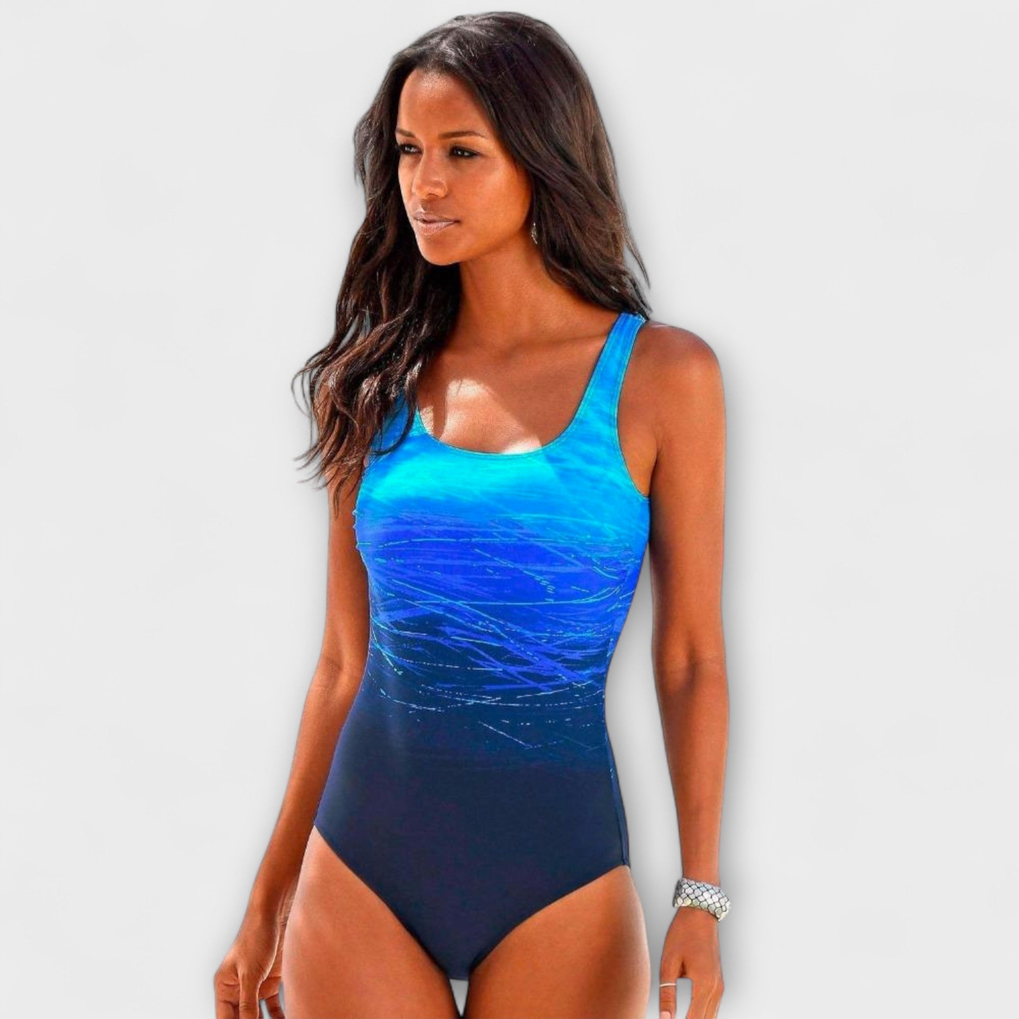 Bañador deportivo de una pieza Vega Madrid en color granatado y azul, diseñado para actividades acuáticas.