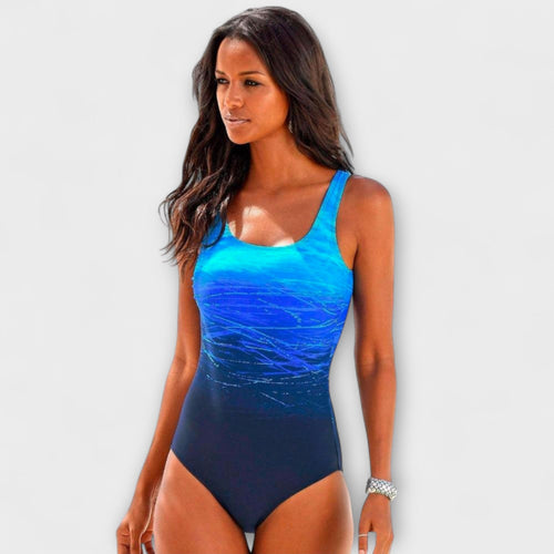 Bañador deportivo de una pieza Vega Madrid en color granatado y azul, diseñado para actividades acuáticas.