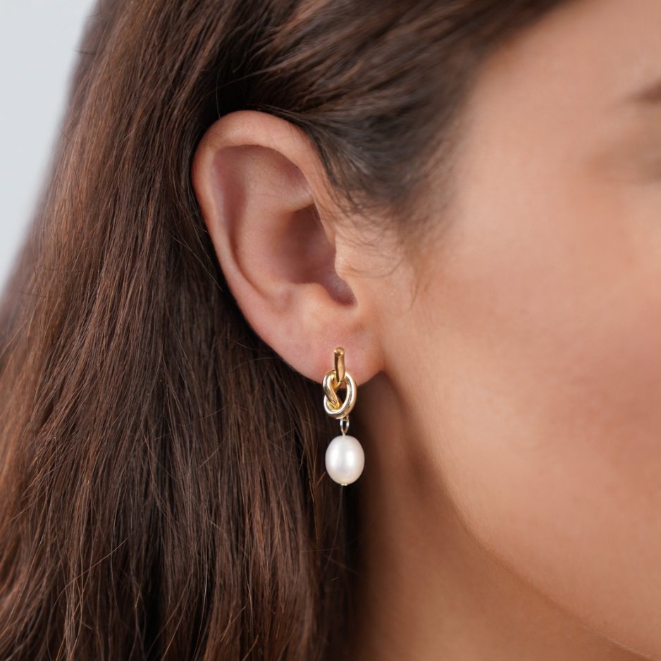 Pendientes dorados con nudo y perlas de agua dulce de Vega Madrid, diseño elegante para ocasiones especiales.