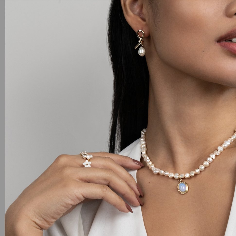 Pendientes dorados con nudo y perlas de agua dulce de Vega Madrid, diseño elegante y sofisticado para ocasiones especiales.