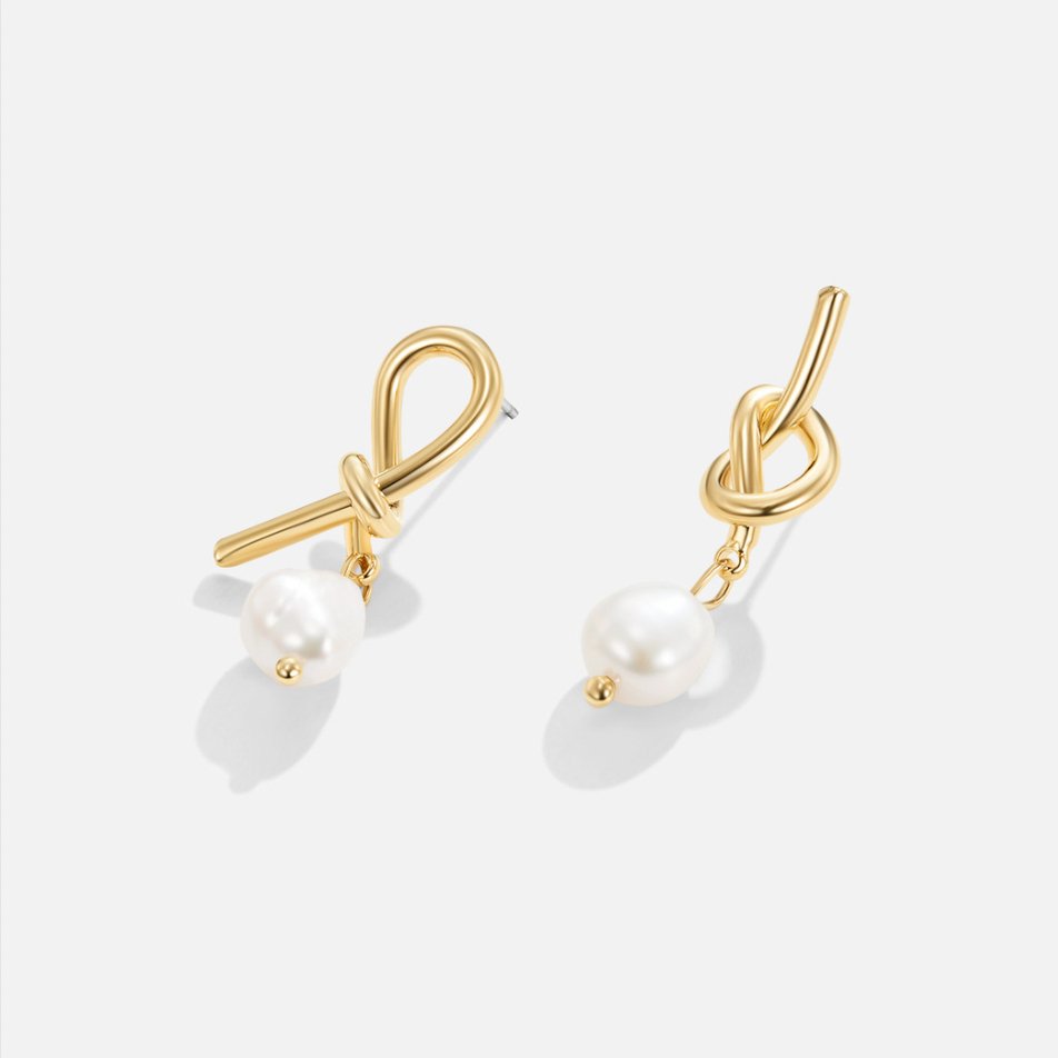 Pendientes dorados con nudo y perlas de agua dulce de Vega Madrid, elegantes y delicados para ocasiones especiales.