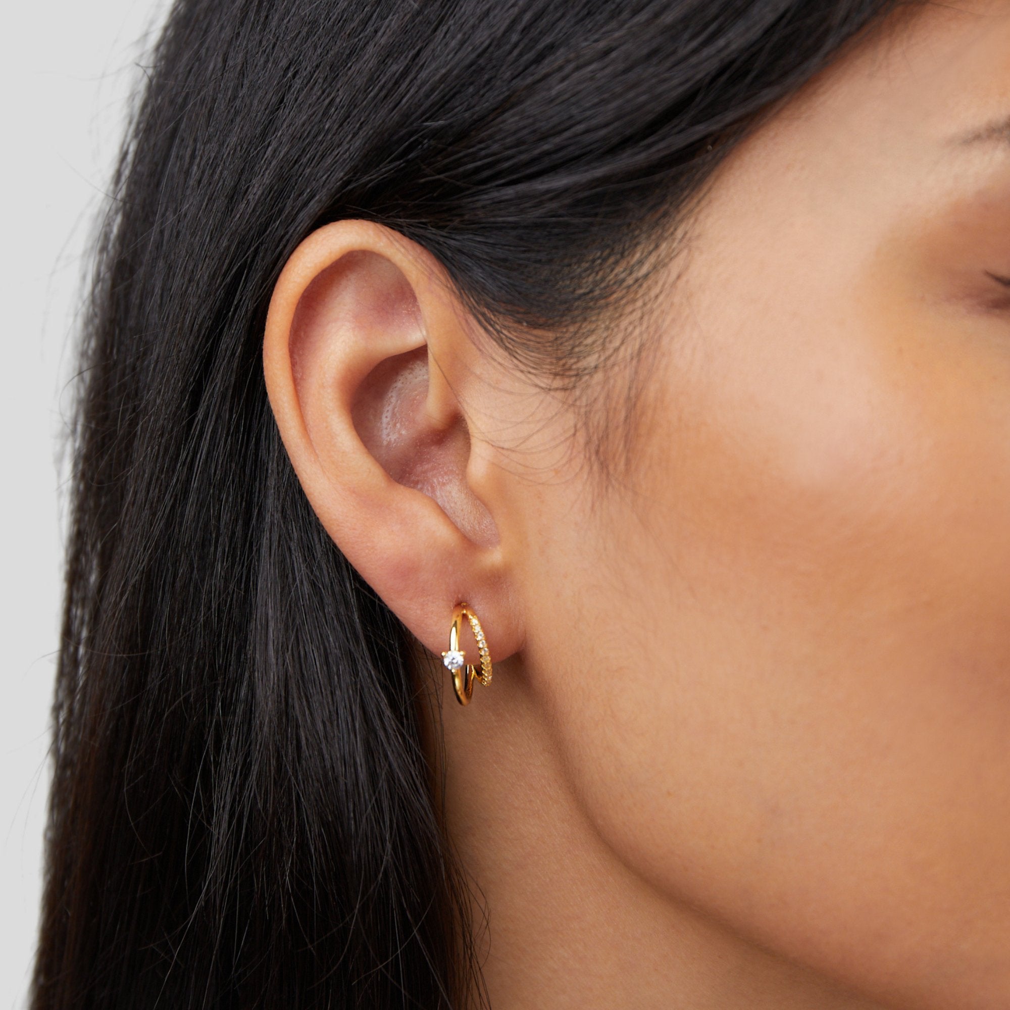 Pendientes Artie Crystal Oro de Vega Madrid, aros dorados con cristales apilados y diseño elegante en la imagen.