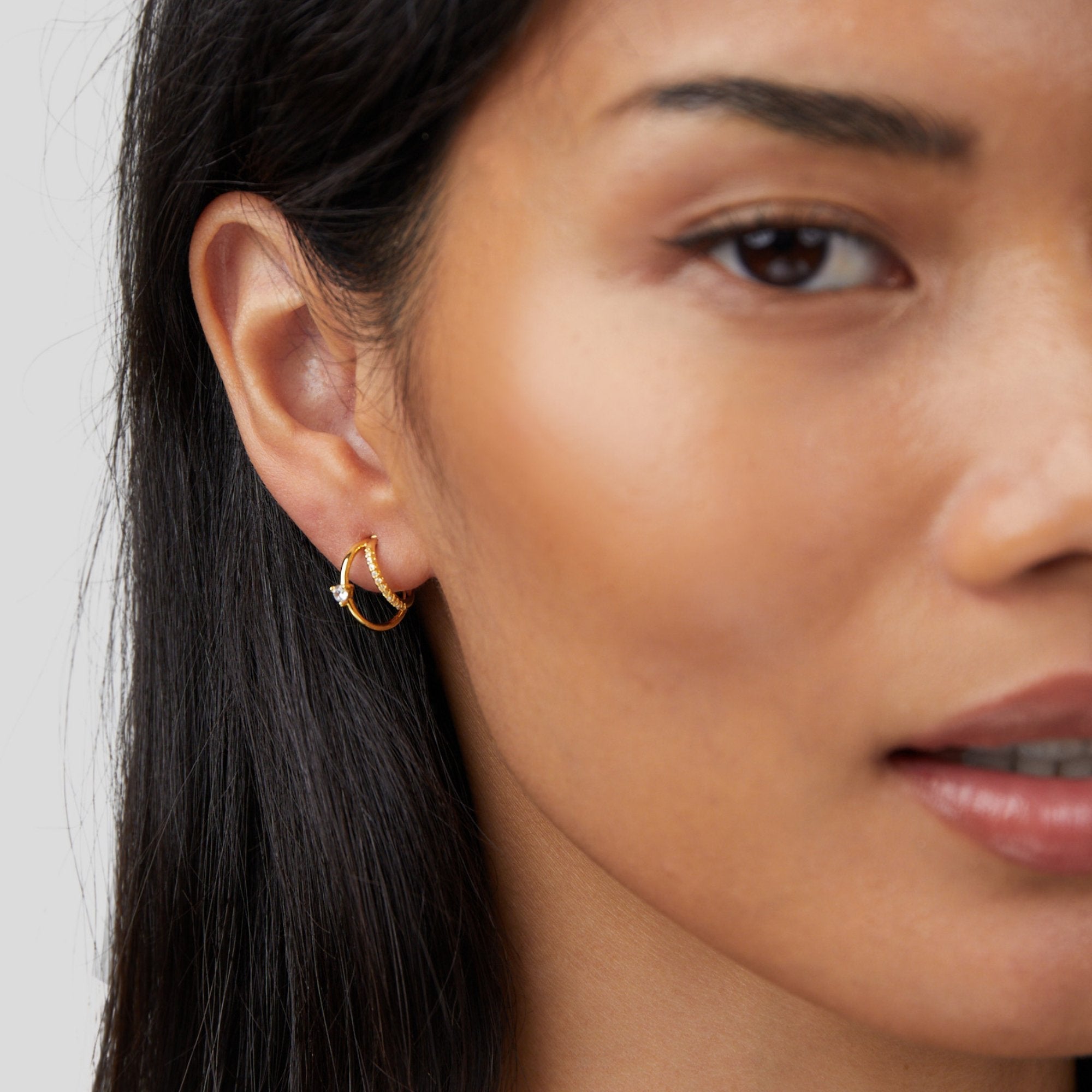 Pendientes Artie Crystal de oro con diseño en capas y aros con cristales, de Vega Madrid.