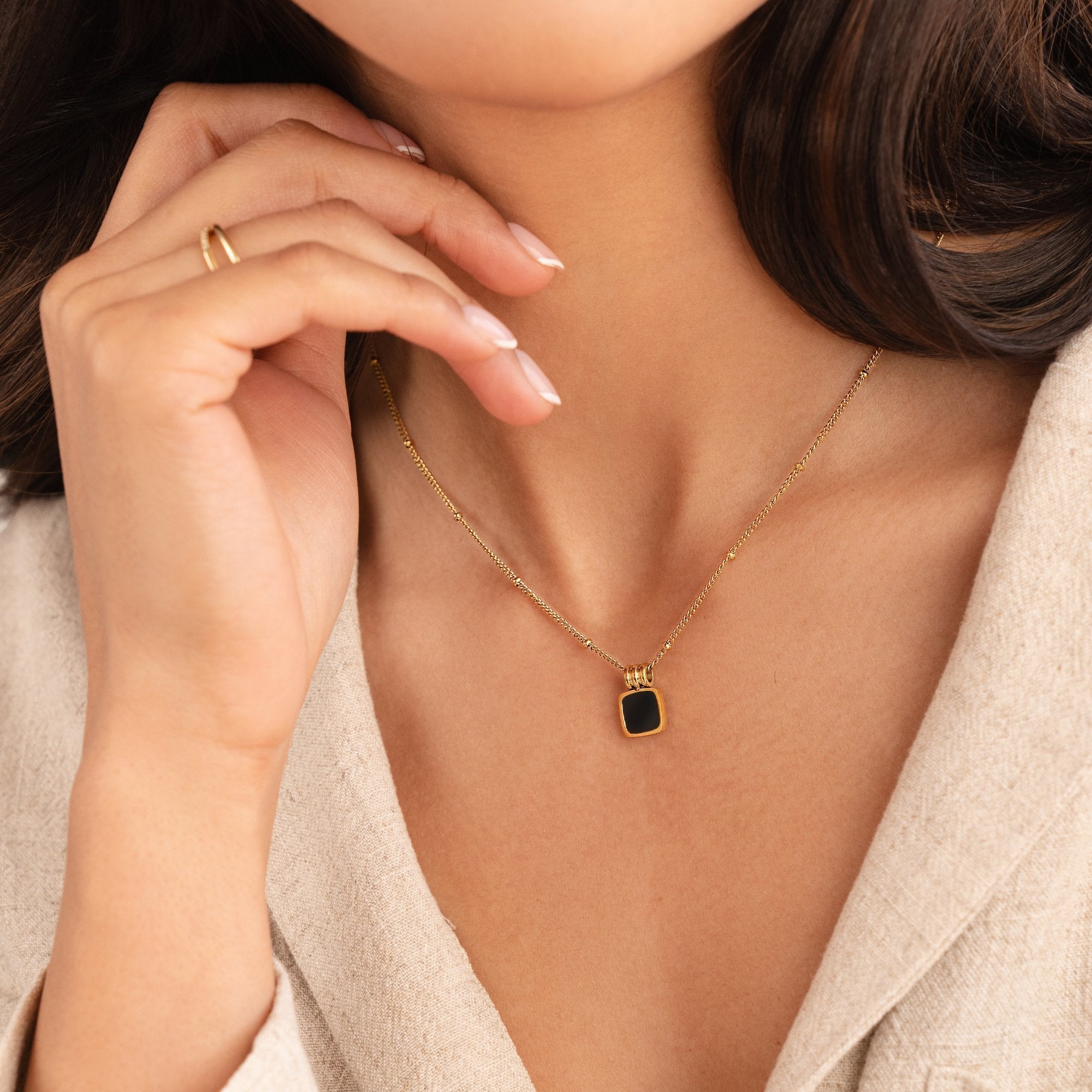 Collar con Colgante Negro